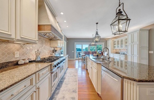 Moneta Casa | NEW LISTING! Secluded 5br Lakefront Oasis with Dock+Firepit+Kayaks- Sleeps 18