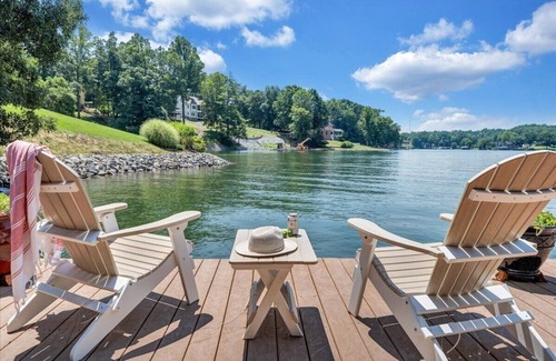 Moneta Casa | NEW LISTING! Secluded 5br Lakefront Oasis with Dock+Firepit+Kayaks- Sleeps 18