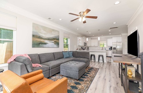 Paw Creek Casa | New Listing! Sleeps 11~Hot Tub~Fenced In Backyard