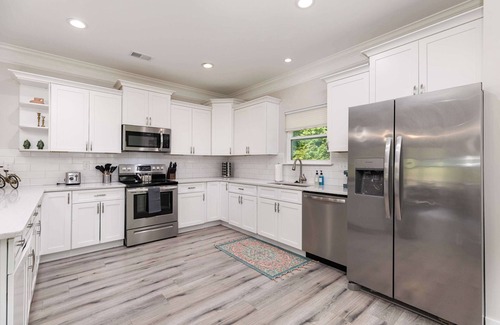 Paw Creek Casa | New Listing! Sleeps 11~Hot Tub~Fenced In Backyard