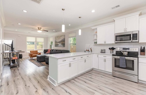 Paw Creek Casa | New Listing! Sleeps 11~Hot Tub~Fenced In Backyard
