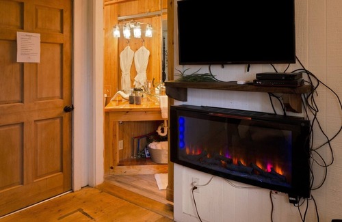 Tyler Cabina | NEW LISTING! The Lazy Squirrel (1-Bedroom Cabin) by RedAwning