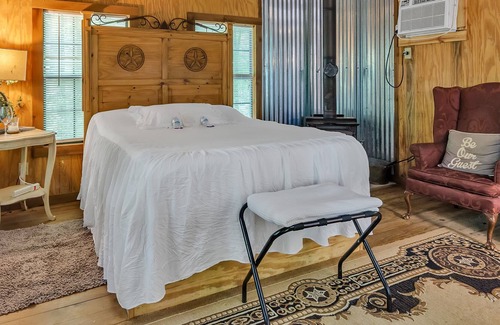 Tyler Cabina | NEW LISTING! The Tree House (1-Bedroom Cabin) by RedAwning