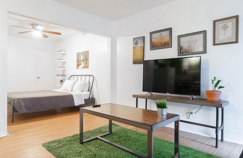 Johnston Terrace Casa | New Listing! Thrifty + functional 1BD Apt near AUS and downtown