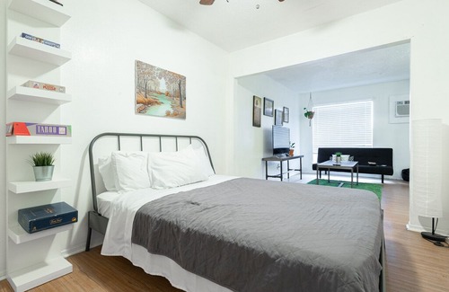 Johnston Terrace Casa | New Listing! Thrifty + functional 1BD Apt near AUS and downtown
