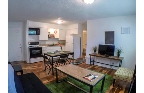 Johnston Terrace Casa | New Listing! Thrifty & Functional 2 BD near AUS and downtown