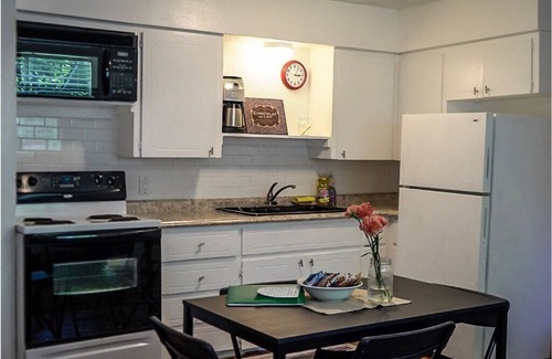 Johnston Terrace Casa | New Listing! Thrifty & Functional 2 BD near AUS and downtown