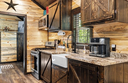 Ringold Cabina | NEW LISTING Tiny cabin, full kitchen, private back deck, fire pit, near lake