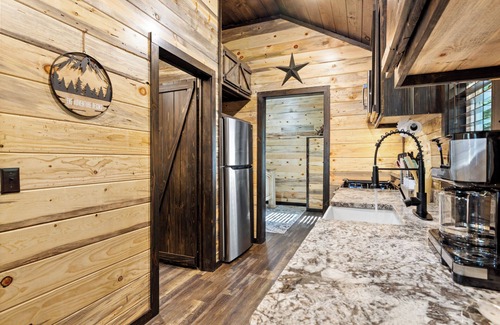 Ringold Cabina | NEW LISTING Tiny cabin, full kitchen, private back deck, fire pit, near lake