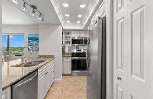Independence Square Condominio | New Listing Beautiful Views of the Beach & Intercoastal Waters! Top floor Unit!