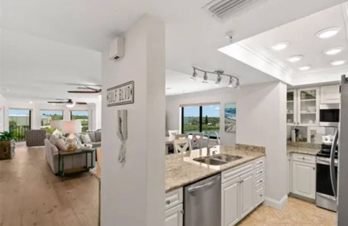 Independence Square Condominio | New Listing Beautiful Views of the Beach & Intercoastal Waters! Top floor Unit!