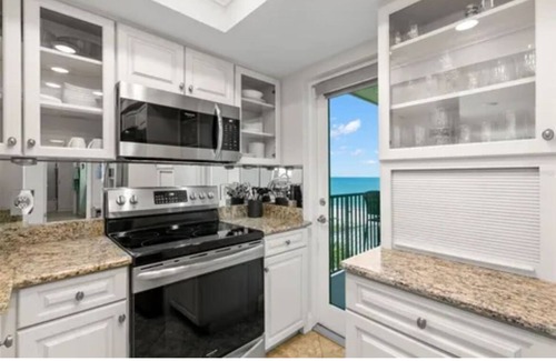Independence Square Condominio | New Listing Beautiful Views of the Beach & Intercoastal Waters! Top floor Unit!