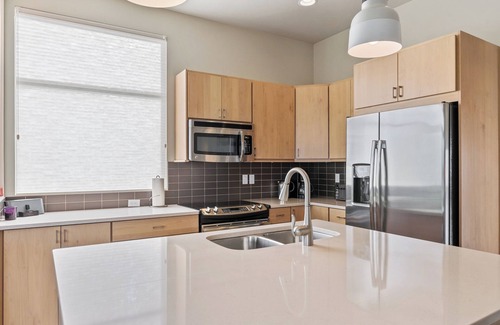 Whitefish Condominio | NEW Listing Waterfront, 3 bedroom, 2.5 bath condo, next to Whitefish City Beach