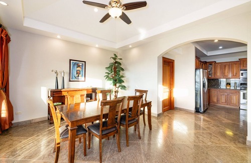 Playa Panamá Condominio | New Listing! Well appointed 3 bedroom Condo with Expansive Ocean Views