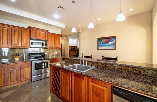 Playa Panamá Condominio | New Listing! Well appointed 3 bedroom Condo with Expansive Ocean Views