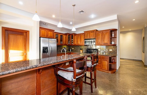 Playa Panamá Condominio | New Listing! Well appointed 3 bedroom Condo with Expansive Ocean Views
