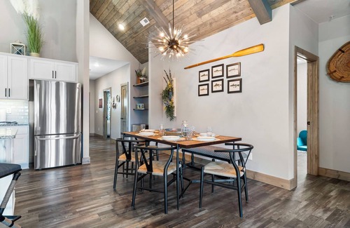 Branson Theater District Casa | New Log Cabin, Free Local Attraction Tickets Daily, Ozark Views, Cmty Amenities!