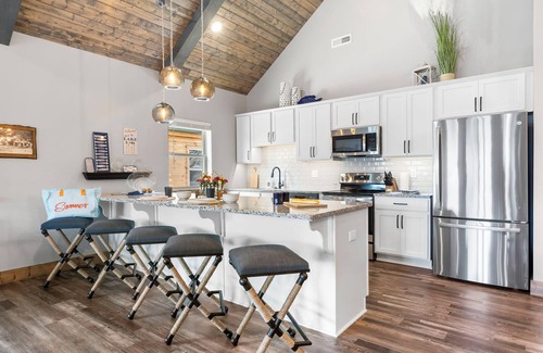 Branson Theater District Casa | New Log Cabin, Free Local Attraction Tickets Daily, Ozark Views, Cmty Amenities!