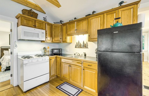 New London Cabaña | New London Cottage w/ Grill, Lake & Beach Access