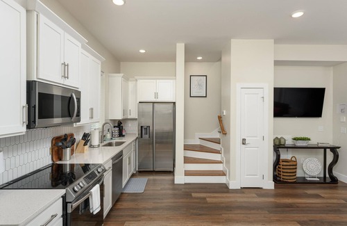 Chattanooga Casa | New - Lookout Views 2 Br/2BA Sleeps 8 next to OddStory Brewery! Pet friendly!