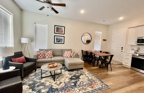 Chattanooga Casa | New - Lookout Views 2 Br/2BA Sleeps 8 next to OddStory Brewery! Pet friendly!