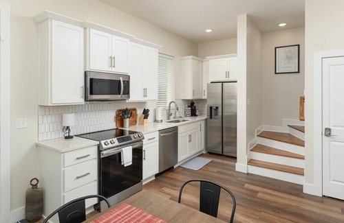 Chattanooga Casa | New - Lookout Views 2 Br/2BA Sleeps 8 next to OddStory Brewery! Pet friendly!