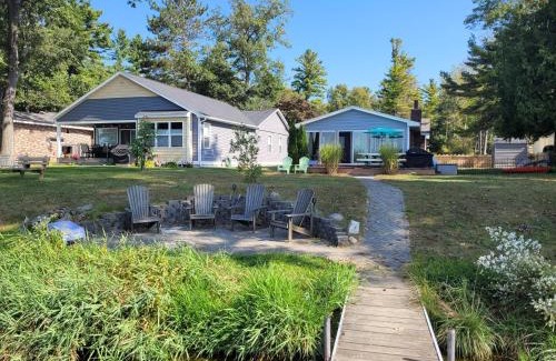 Oscoda Casa | New! Loon Lodge - Lakefront With Private Dock!