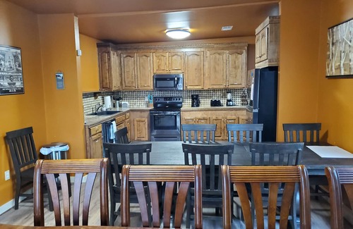 Hot Springs Casa | New Lower Rates! Amazing 8 Bedroom 3 Story Downtown Hot Springs! No Admin Fee!!