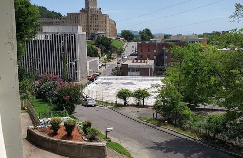 Hot Springs Casa | New Lower Rates! Amazing 8 Bedroom 3 Story Downtown Hot Springs! No Admin Fee!!