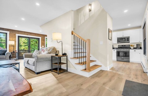 Bethel Casa | New Lux Chalet! Game Rm! Hot Tub! Views! Sleeps 12