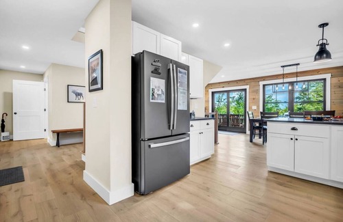 Bethel Casa | New Lux Chalet! Game Rm! Hot Tub! Views! Sleeps 12