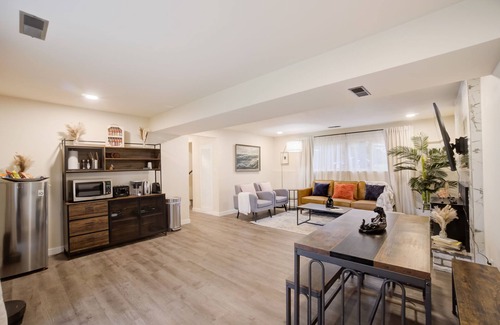 Northeast Bellevue Casa | NEW Luxe 2 Kings w firepit, yard, patio & pong Seattle East mins to DT Bellevue