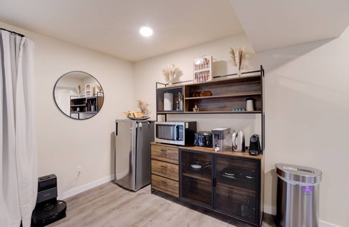Northeast Bellevue Casa | NEW Luxe 2 Kings w firepit, yard, patio & pong Seattle East mins to DT Bellevue