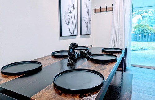 Northeast Bellevue Casa | NEW Luxe 2 Kings w firepit, yard, patio & pong Seattle East mins to DT Bellevue