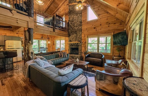 Logan Cabina | NEW! Luxe Dog-Friendly Cabin~Hot Tub~Game Room
