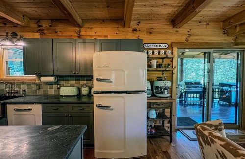 Logan Cabina | NEW! Luxe Dog-Friendly Cabin~Hot Tub~Game Room
