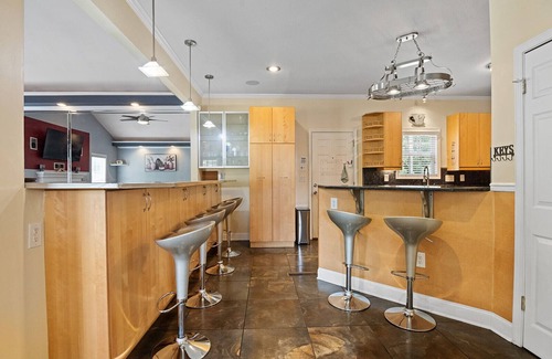 Church Street Casa | New! Luxe Family-Friendly Staycation Sleeps 16+