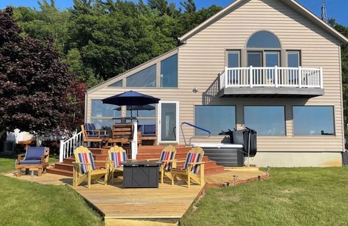 Mears Casa | New! Luxurious 5-bedroom home on Lake Michigan w/hot tub and lake access—Mears