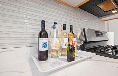Chicago Apartamento | New Luxurious 5BD-2BA Home-FREE WINE-2CAR Parking