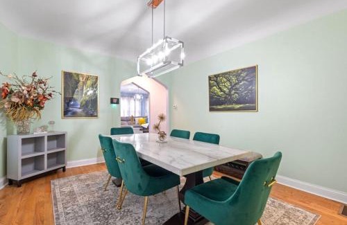Chicago Apartamento | New Luxurious 5BD-2BA Home-FREE WINE-2CAR Parking