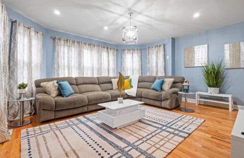 Chicago Apartamento | New Luxurious 5BD-2BA Home-FREE WINE-2CAR Parking