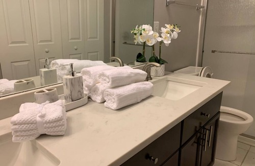 University Place Casa | NEW Luxurious comfy interior, 15 min from Uptown!