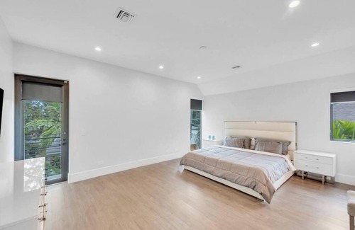Victoria Park Casa | New Luxurious Home 3 Min to Beach Walk to Las Olas