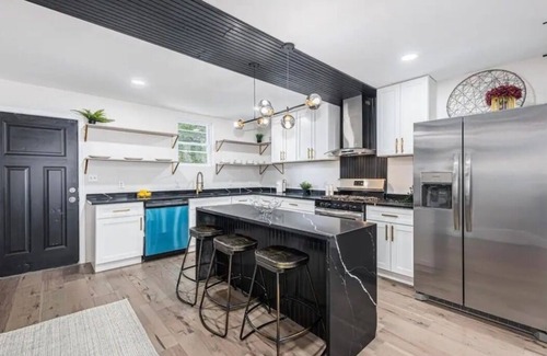 Downtown Baltimore Casa | New Luxurious Home! 6 minutes from Harbor Skyline View