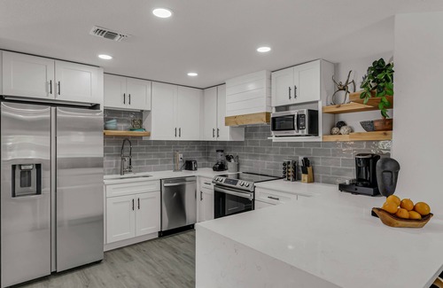 Tampa Casa | NEW! Luxurious HOT TUB 4 BR Home Central location BUCCS Stadium Downtown Beaches