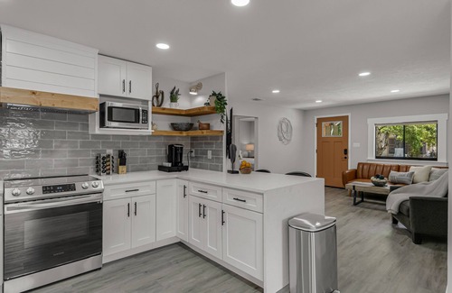 Tampa Casa | NEW! Luxurious HOT TUB 4 BR Home Central location BUCCS Stadium Downtown Beaches