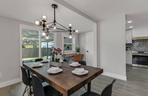 Tampa Casa | NEW! Luxurious HOT TUB 4 BR Home Central location BUCCS Stadium Downtown Beaches
