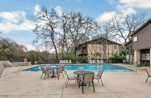 New Braunfels Casa | New! Luxurious Riverfront Condo Just 1 Blk to Schlitterbahn!
