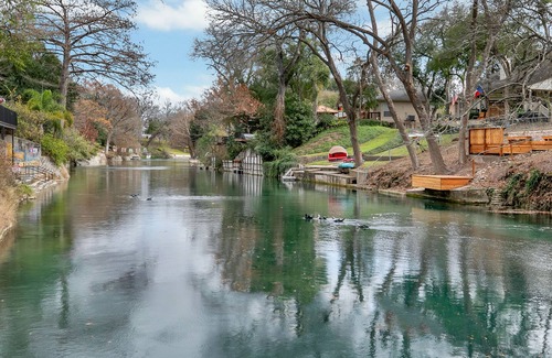 New Braunfels Casa | New! Luxurious Riverfront Condo Just 1 Blk to Schlitterbahn!