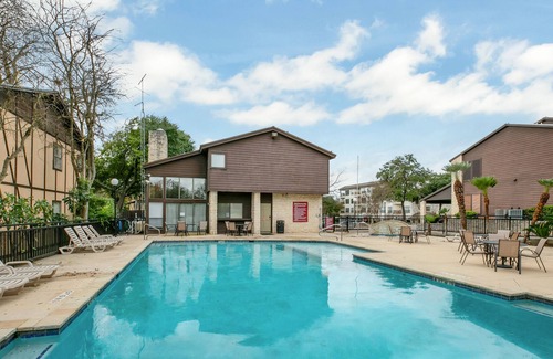 New Braunfels Casa | New! Luxurious Riverfront Condo Just 1 Blk to Schlitterbahn!